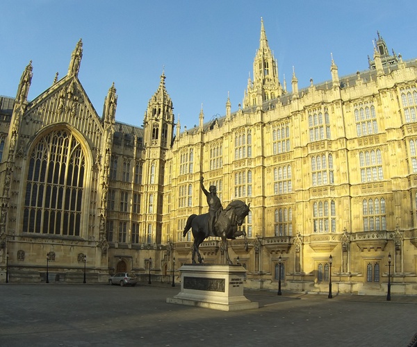 Richard the Lionheart on his horse in front of the Houses of Parliament