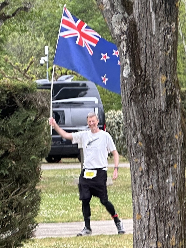 6 Jours de France - 700km lap walking with NZ flag